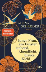 Alena Schröder: Junge Frau, am Fenster stehend, Abendlicht, blaues Kleid
