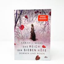 Alexandra Ernst, Sarah J. Maas: Das Reich der sieben Höfe – Dornen und Rosen 
