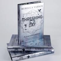 Joe Requeza, Michelle Gyo, Rebecca Yarros: Threshing Day – Flammengeküsst 