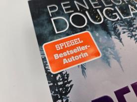 Nadine Lipp, Isabelle Toppe, Penelope Douglas: Credence – Sie ist tabu, doch Liebe kennt keine Regeln 