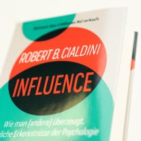 Jürgen Neubauer, Robert B. Cialdini: INFLUENCE – Wie man (andere) überzeugt. Nützliche Erkenntnisse der Psychologie 