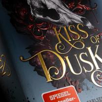 Heike Holtsch, Carissa Broadbent, Kristina Flemm: The Fallen and the Kiss of Dusk (Crowns of Nyaxia 4) 