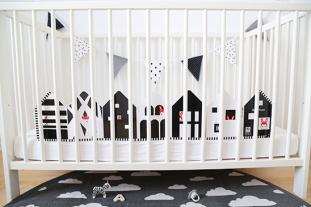 Agnieszka Sawczyn: Aki’s House: Kontrastreiches Faltbuch für Babys · Kontrastbuch angepasst an Babyaugen · Schwarz Weiß Buch für Neugeborene · Mein erstes Bilderbuch · Montessori Buch 