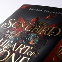 Carissa Broadbent, Kristina Flemm, Heike Holtsch: The Songbird and the Heart of Stone (Crowns of Nyaxia 3) 