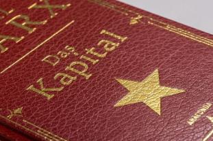 Karl Marx: Das Kapital. Gebunden in Cabra-Leder, mit Goldprägung 
