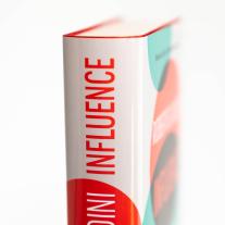 Jürgen Neubauer, Robert B. Cialdini: INFLUENCE – Wie man (andere) überzeugt. Nützliche Erkenntnisse der Psychologie 