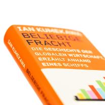 Andrea Kunstmann, Ian Kumekawa: Beliebige Fracht. Die Geschichte der globalen Wirtschaft, erzählt anhand eines Schiffs 