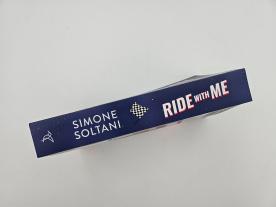 Bettina Hengesbach, Simone Soltani: Ride with me – Die Rennstrecke ist sein Leben, bis sie ihn aus der Spur bringt 