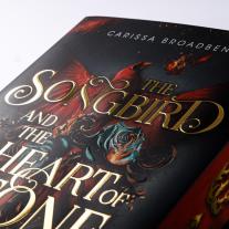 Kristina Flemm, Heike Holtsch, Carissa Broadbent: The Songbird and the Heart of Stone (Crowns of Nyaxia 3) 