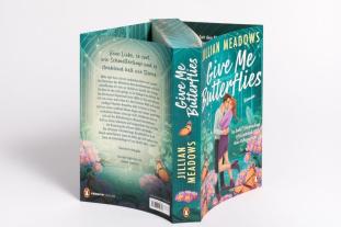 Juliane Zaubitzer, Jillian Meadows: Give Me Butterflies. Sie erforscht Schmetterlinge, er die Sterne. Für ihre Anziehung gibt es keine wissenschaftliche Erklärung 