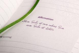 Birgit Feliz Carrasco: Yoga-Kalender 2025  - Taschenkalender mit Mantras, Meditationen, Affirmationen und Hintergrundgeschichten - im praktischen Format 10,0 x 15,5 cm, mit zahlreichen Illustrationen und Lesebändchen 