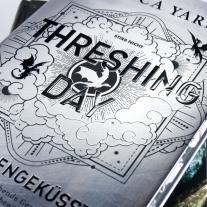 Joe Requeza, Michelle Gyo, Rebecca Yarros: Threshing Day – Flammengeküsst 